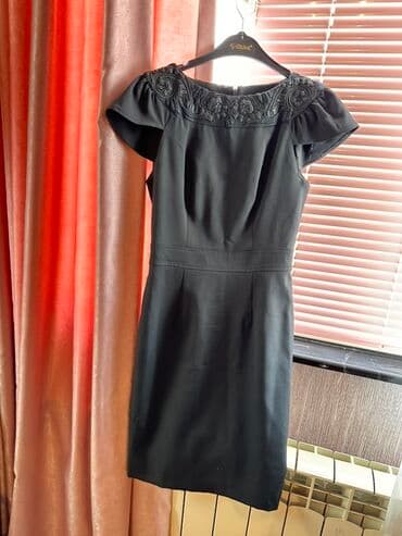 çiçəkli ətəklər: Qara klassik don - Dizayn: Diz boyu, qələm kəsimli siluet. Yuxarı — 3