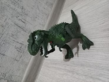 3d qelem bakida: Yaşıl rəngdə T-Rex oyuncaq dinozavr. Bu oyuncaq realist detallara — 5
