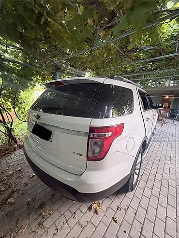 Ford Explorer Limited – ağ rəngli, 7 yerlik tam ölçülü SUV — 9