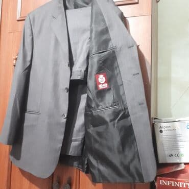 kişi ucun klassik qara kostyum: Bu, boz rəngli, zolaqlı kişi kostyum pencəyidir. Pencəyin qabaq — 2