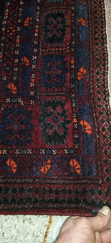 Əl toxuması xalça - Klassik Şərq motivləri: mərkəzdə gül naxışları