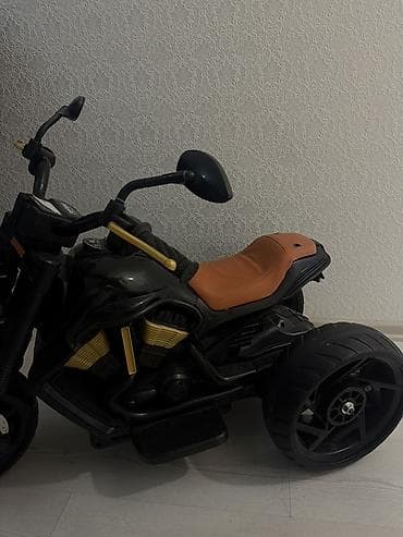 Uşaq üçün elektrik maşınları: Uşaq elektrik motosikleti – 3 təkərli - Rəng: qara gövdə, qızılı — 4