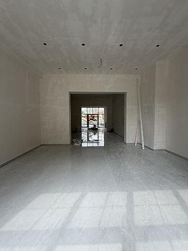 ucar emlak: İcarəyə/ofis-ticarət sahəsi - Geniş vitrajlı, hündür tavanlı fasad — 2