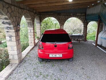Motonəqliyyat: Volkswagen Polo hatchback, 3 qapılı, parlaq qırmızı rəng. Xarici: - — 6