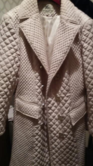 женский плащ новый: İncə tikişli sırıqlı plaş.Yaz və payız mövsümü üçündür.Çox az — 1