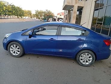 tesla model 3: Kia Rio: 1.4 l | 2013 il Sedan — 4