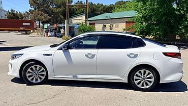 Kia K5 sedan – ağ rəng, aerodinamik kuzov və LED arxa işıqlar. GDi — 8