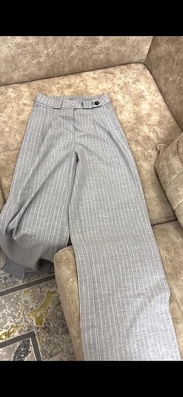 Baş geyimləri: Boz rəngli, nazik ağ şaquli zolaqlı klassik şalvar. Yüksək bel kəsimi — 1