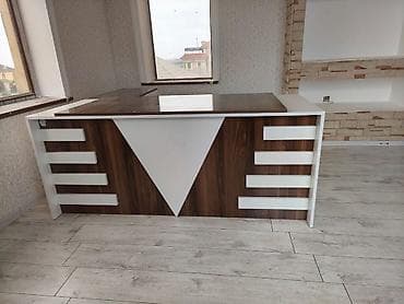 Yeni, Müdir üçün, Künc masa — 2