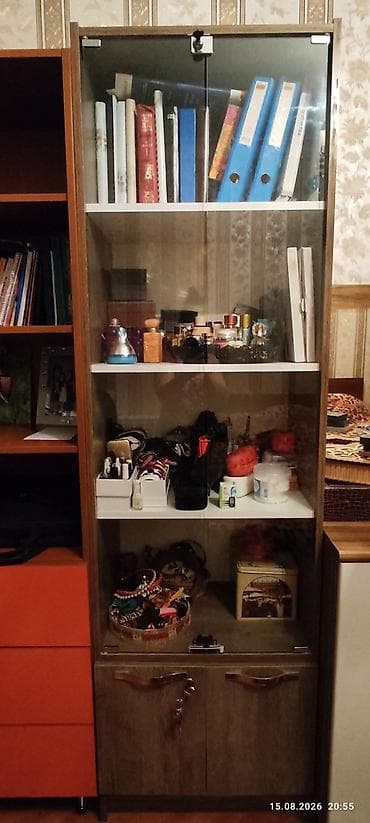 divarda kitab refleri: Şüşəli açarli vitrin-dolab - Material: laminat ağac korpus, ikiqat — 1