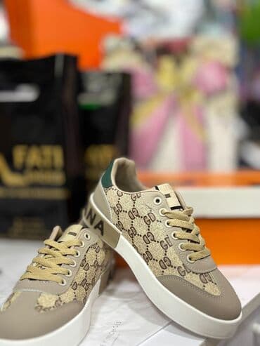 Kişi üçün premium stilə uyğun sneakerlər - Rəng: bej/kremlə tonlanmış