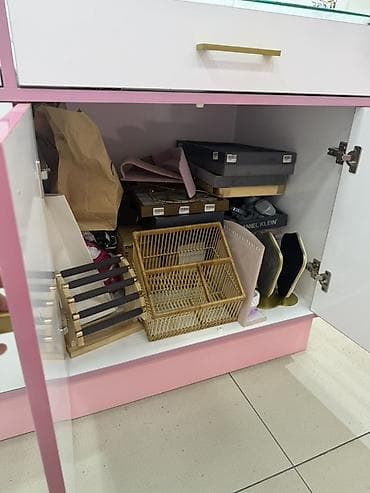 podium boutique: Mağaza üçün vitrin adası – iki hissəli, şüşə vitrin üstlü, saxlama — 8