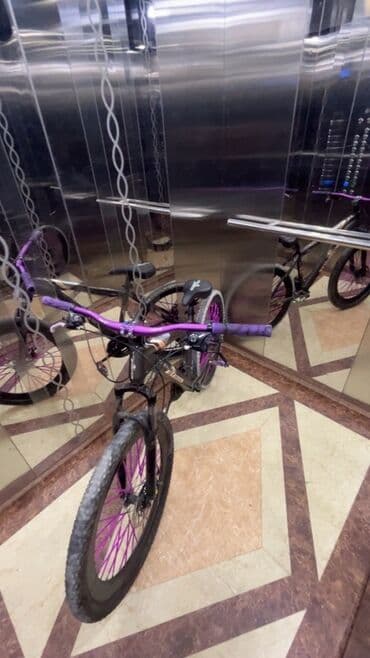 купить горный велосипед недорого: Bu dağ velosipedi qara rəngdə çərçivəyə və bənövşəyi detallara — 4