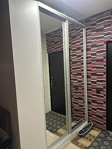 pərdələrin dizaynı: Güzgülü sürgülü qapılı şkaf - Ön panel: 2 böyük güzgülü sürgülü qapı — 1