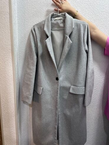 qadin kasloklari: Zərif dizaynlı boz qadın palto - Rəng: Açıq boz - Kəsim: Dizə yaxın — 1