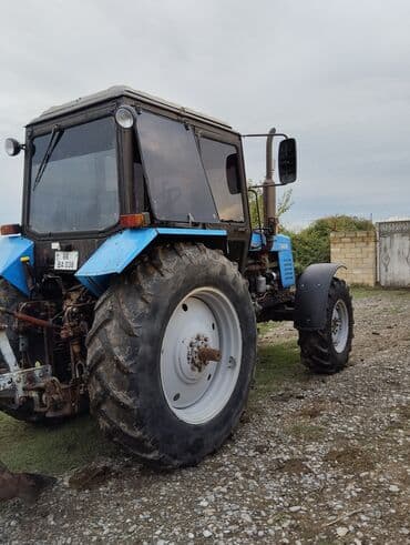 traktor altlıqlı qara qadın bosonojkaları: Mavi rəngli Belarus 1221 traktoru kənd təsərrüfatı işləri üçün — 3