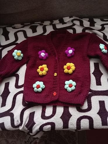 Uşaq üçün əl işi toxunma kardiqan - Rəng: bordo - Model: V-yaxa, ön