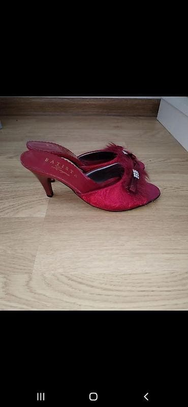Qadın üçün elegant açıq burunlu ev terliyi.yenidir. elmler — 2
