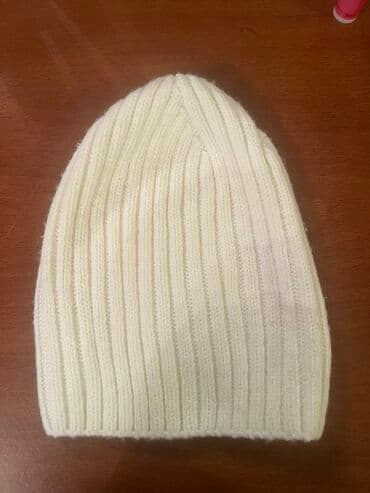 женские вязаные шапки: Ağ rəngli trikotaj papaq - Sadə və zərif dizayn: şaquli rezin toxunuş — 1