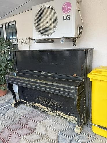 gitara akustik: Upright (şaquli) pianino – klassik dizayn, qara rəngli korpus — 4
