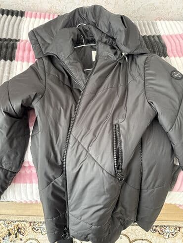 Qara rəngli qadın qış kurtkası kapişonlu - Model: yüngül, isti və