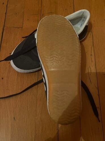 Botinkalar: Qara rəngli idman ayaqqabısı - Dizayn: Qara üst hissə, yanlarda üç ağ — 2