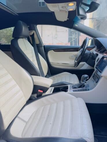 фольксваген пассат сс: Volkswagen CC, ağ kuzov və açıq rəngli-süet/deri kombinasiyalı salon — 17