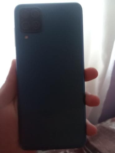 planşet telfon: Mavi rəngli smartfon. Arxa tərəfdə kvadrat modulda dörd kamera və LED — 1