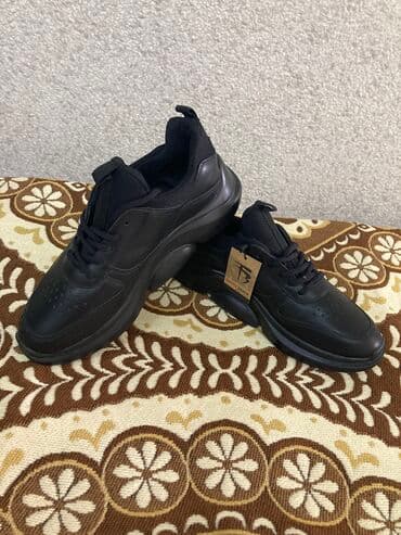 Tonny black - kişi krasovkası . Türkiyənindir. Təzədir. Ölçü- 42