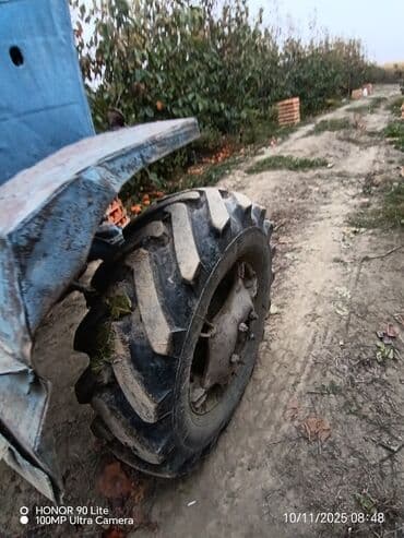 ot biçən traktor: Mavi rəngli təkərli kənd təsərrüfatı traktoru - Universal kabinəli — 2