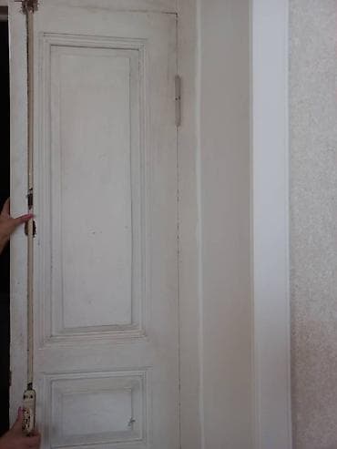 Qedim qapi ceftesidir.evde remont getdiyinden cixardilib.orda dairevi
