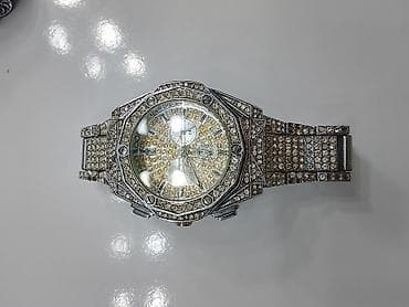 Buzlu daşlarla bəzədilmiş qol saatı Bəzi qaşları düşmüşdür - Korpus