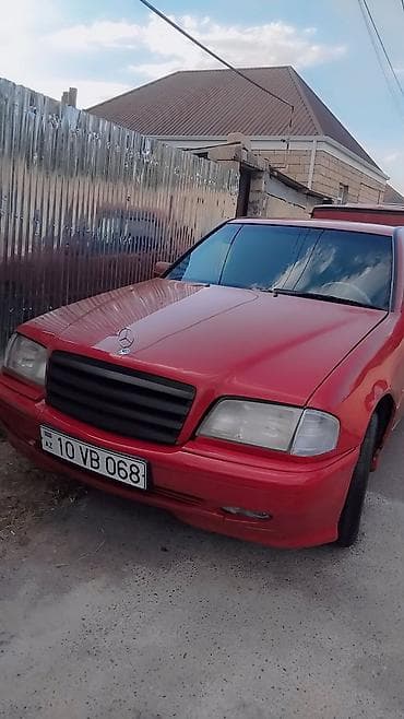 diskiler: Mercedes-Benz C‑Class (W202) sedan, qırmızı rəng. - Kuzov: 4 qapılı — 3