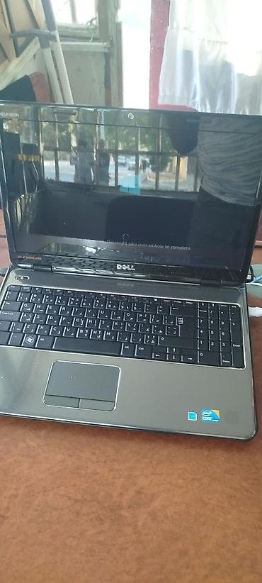 Dell Inspiron noutbuk. Şəkillərdə görünən model tam ölçülü klaviatura