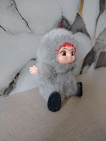 oyuncaq robot: Oyuncaq kukla – tüklü kombinezonlu - Material: yumşaq plyuş və plastik — 2
