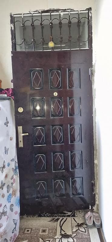 giris qapilari: Dəmir giriş qapısı və üst şüşə-lüminum barmaqlıq pəncərə hissəsi - — 3