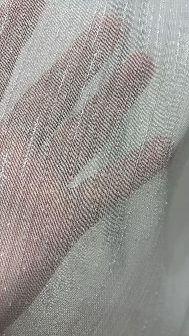 ağ tül perde: Zərif, ağ rəngli tül pərdə. Otağa incəlik və yüngüllük gətirir — 7