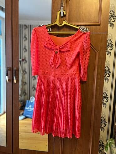 qadın ucun donlar: Naxışlı parça ilə hazırlanmış, qısa qollu qadın kokteyl donu. Qayışı — 2