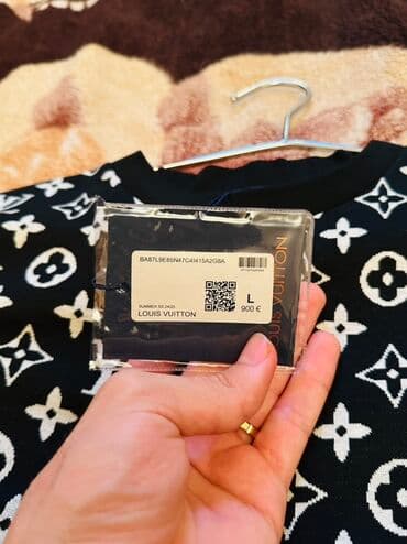 klassik geyim: Louis Vuitton firmasının qara rəngdə, ağ naxışlı dəsti. Parisdən 900€ — 2