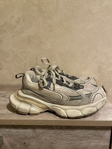 kişilər ucun qacış krossovkaları: • Brend: New Balance (ikili “N” loqolu) • Model tipi — 5