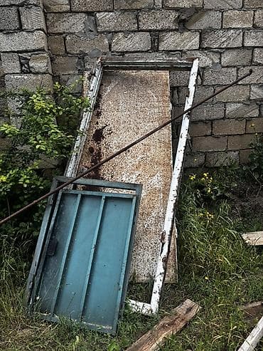 giriş qapıları: Keçmişin dəmir seyf qapısıdır cox ağırdır çərçivəsi özü birlikdə 200 — 2