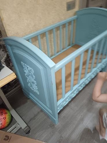 postel: Uşaq beşiyi – dekorativ relyef naxışlı, açıq mavi rəngdə taxta model — 3