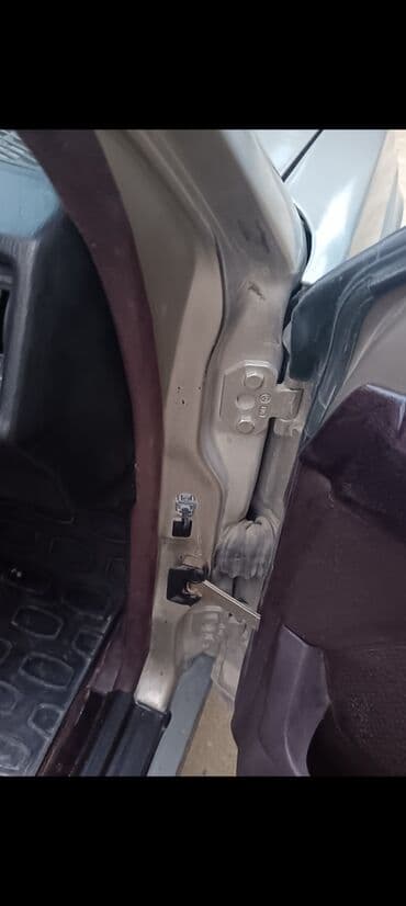 qadın maşınları ucuz: Mercedes-Benz 190E sedan - Korpus: 4 qapılı sedan, “bej/qızılı” rəng — 9