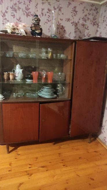 vitrin polka: Retro vitrin-bufet şkaf - Material: taxta karkas, parlaq finiş; ön — 1