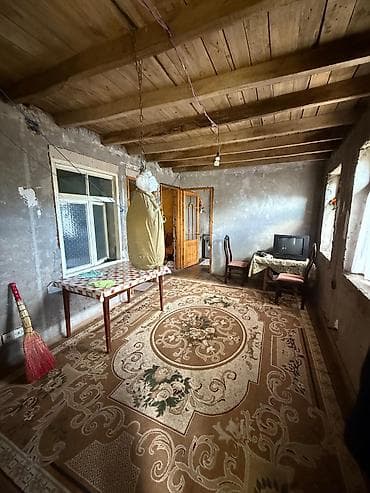 gencede ev: 2 mərtəbəli 7 otaqli fərdi yaşayış evi,2 ci mərtəbə tam təmirli,1 ci — 2