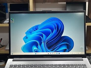 ASUS: • Model Asus VivoBook Go 15 • Prosessor i3-13gen • Ram 8GB 3200MHz — 2