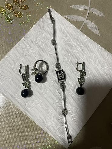 Eynəklər: Zərgərlik dəsti – sırğa, üzük və bilərzik - Üslub: gümüş tonlarında — 4