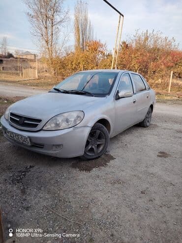 mersedes dört göz: Sedan avtomobil – gümüşü rəng, 4 qapı, tam ölçülü baqaj. Ön və arxa — 3