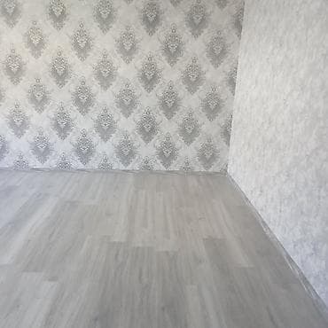 Qızdırıcı və isidicilər: Açıq boz tonlarda laminat döşəmə və klassik naxışlı divar kağızı ilə — 1