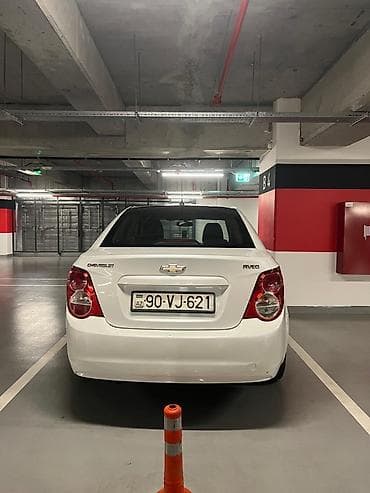 07 masin sekilleri: Chevrolet Aveo sedan – ağ rəng, 4 qapı, kompakt və qənaətcil şəhər — 5